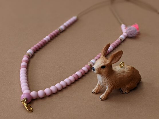 Close up kinderketting sweet pink and peach bloom
